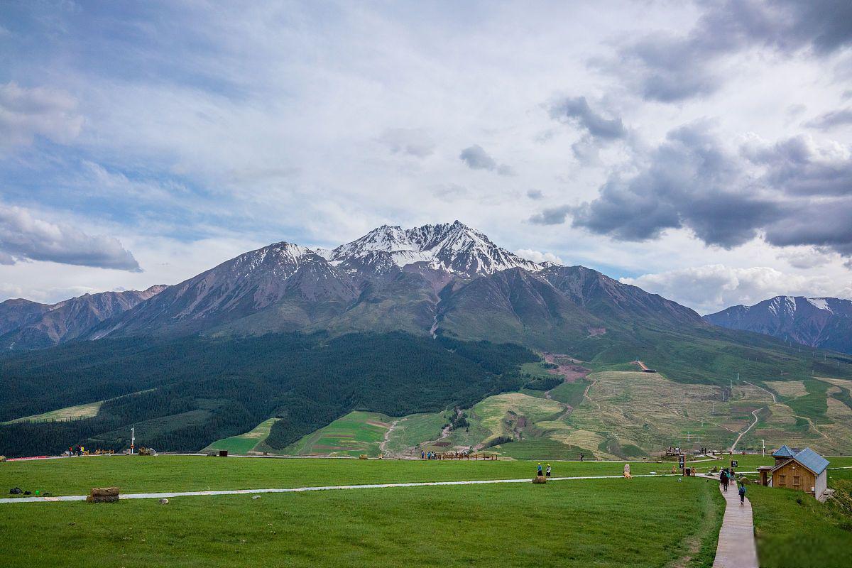 藏区神山和丹霞地貌的综合体 阿咪东索景区是青海省海北藏族自治州