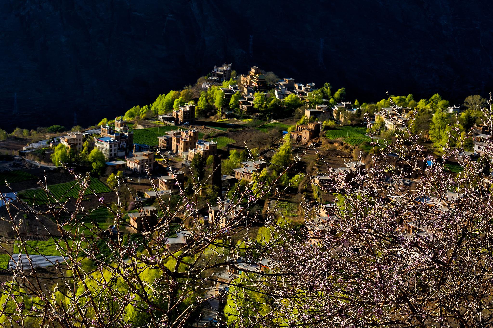 丹巴中路藏寨:人间仙境 在四川省甘孜州丹巴县的中路乡,坐落着一处