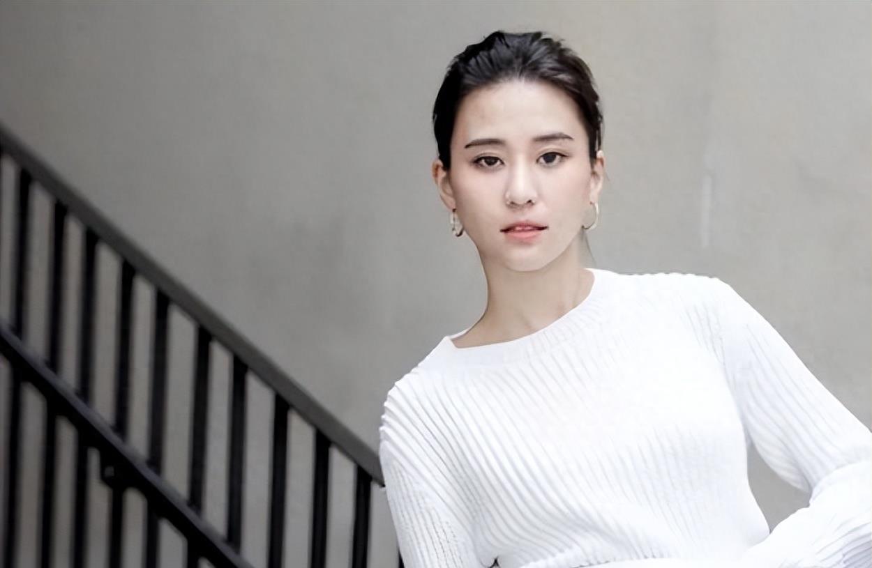 何超莲亲自戳破"婚变"传闻 在采访《吃货达人打卡吧》时,何超莲向窦骁