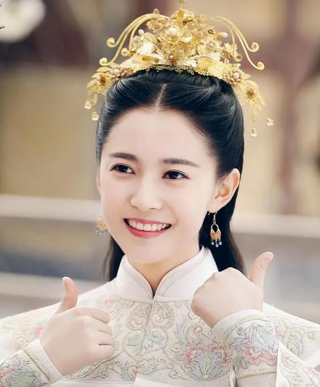 陈钰琪凭借唐嫣工作室旗下签约艺人出道,与唐嫣的关系也很好,但她的