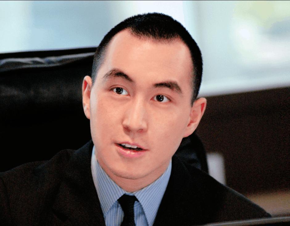 何猷龙:赌王世家的年轻赌王 何猷龙凭借自己的努力和智慧,在经历了一