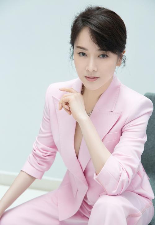 左小青:内心的纯净和善良 左小青是一位天生的美人,她的外貌和内心都