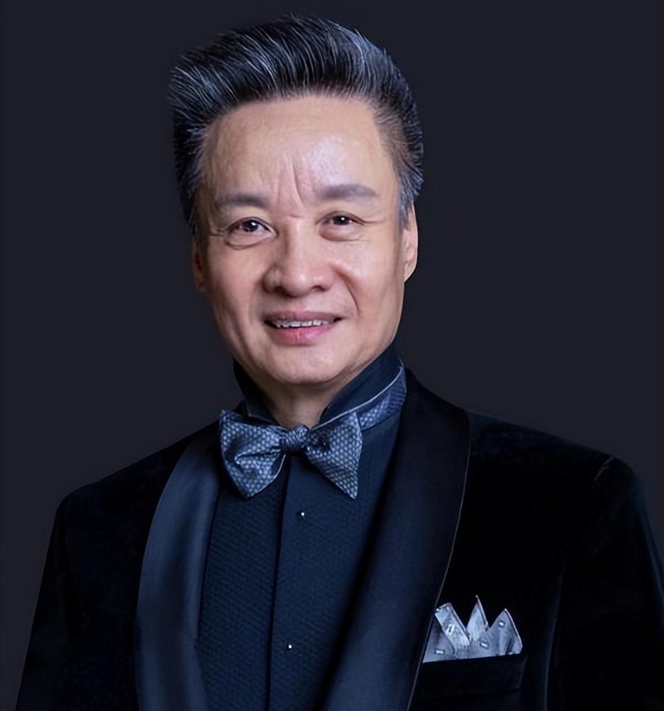 阎维文:音乐事业成就与网络暴力 阎维文是一位著名的军旅歌手,他的