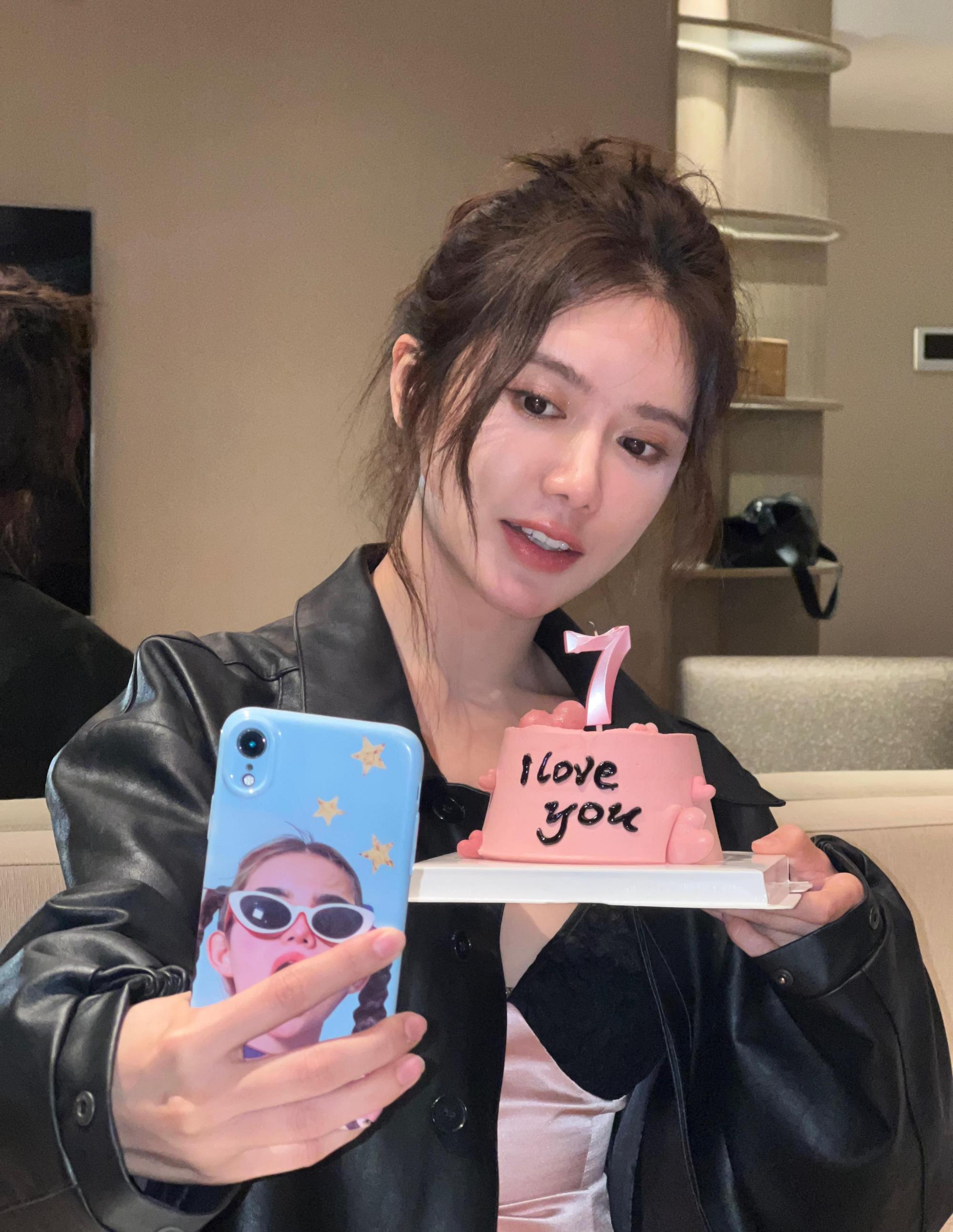 美娜:多面才华的典范 美娜,原名宋美娜,是一位东北地区的美女主播和