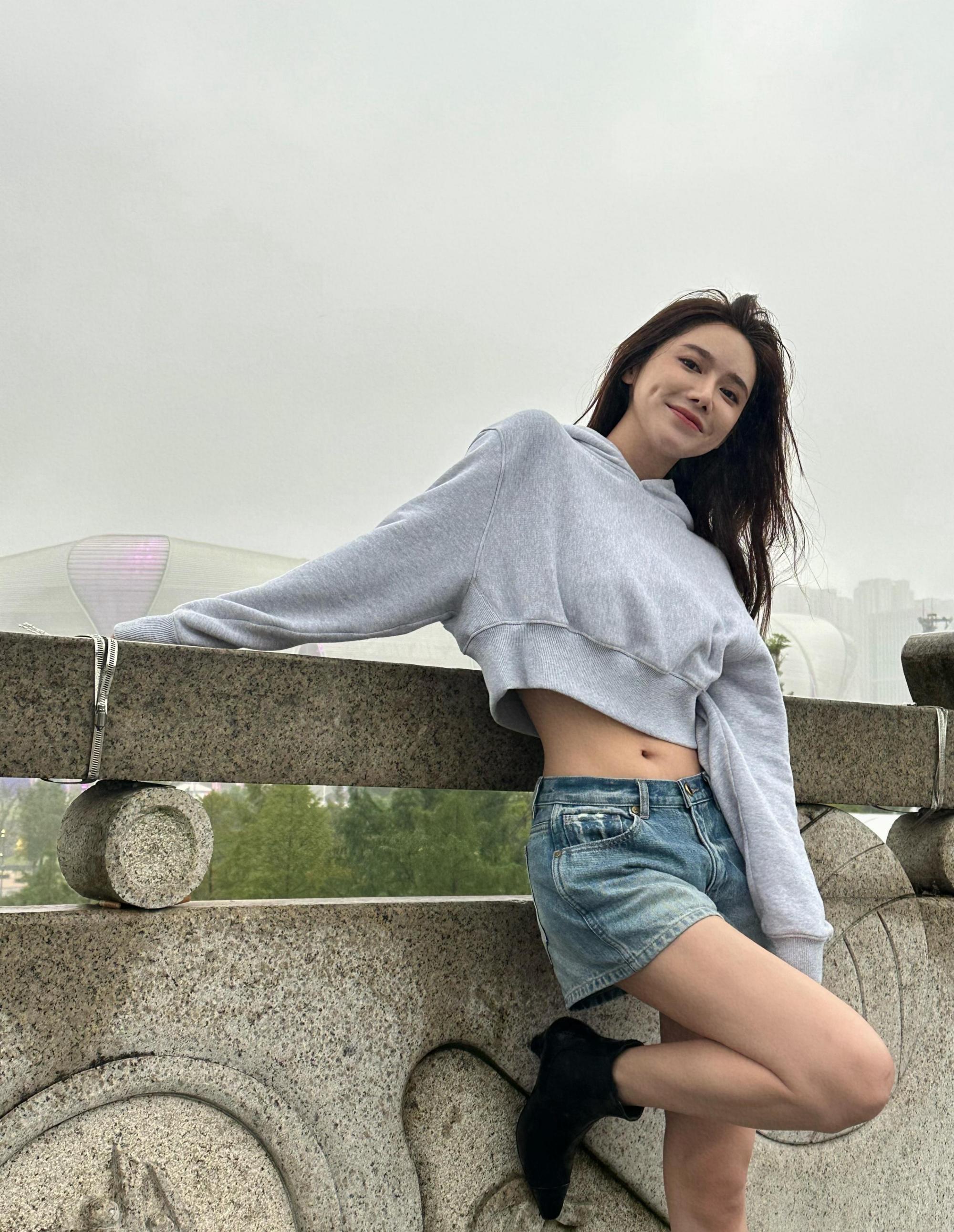 美娜:多面才华的典范 美娜,原名宋美娜,是一位东北地区的美女主播和