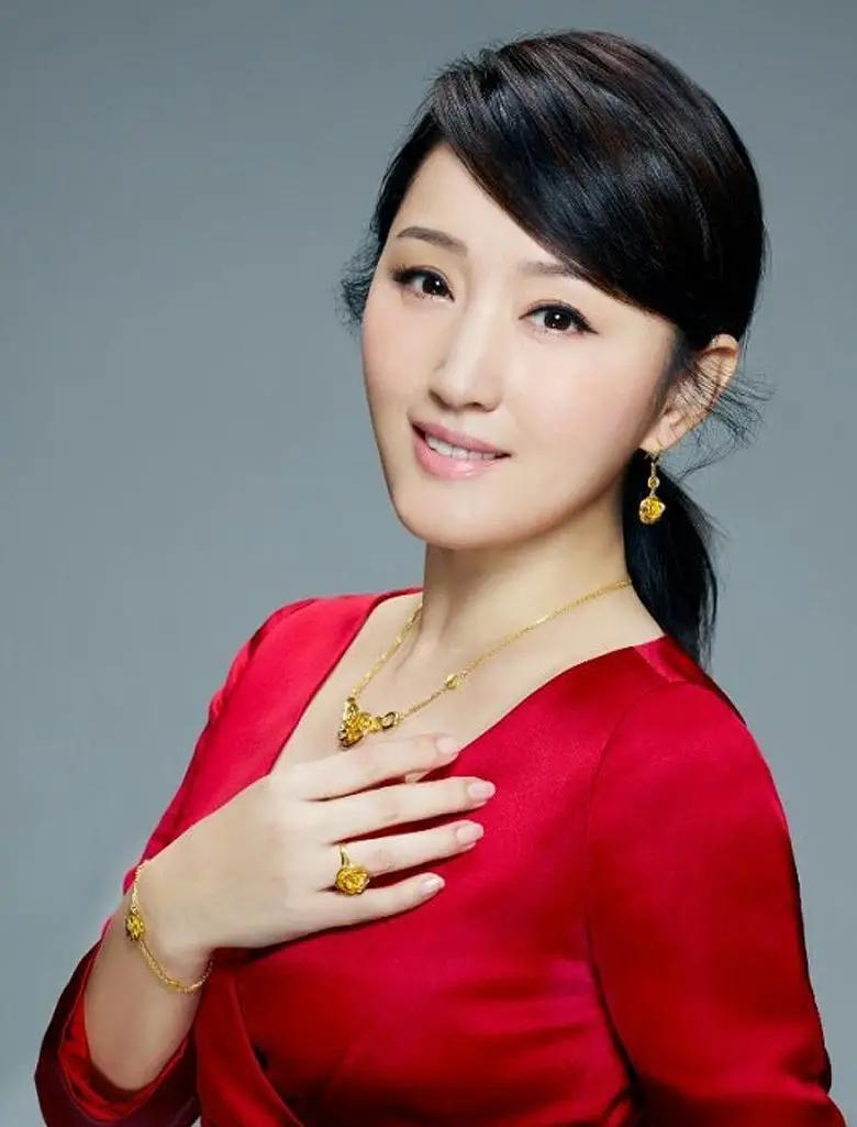 杨钰莹:多才多艺的演艺圈女性 杨钰莹是中国大陆知名女演员兼歌星,因