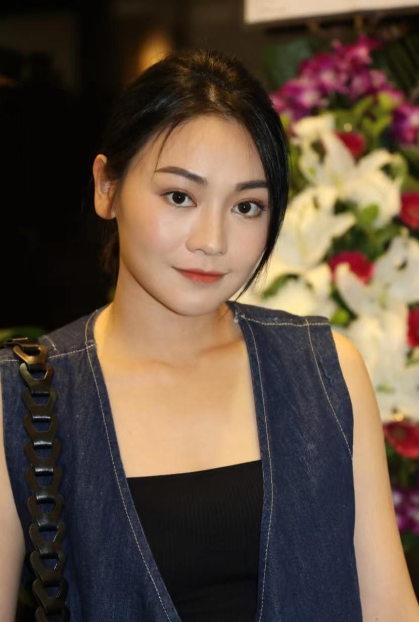 金牌监制梅小青母亲设灵 梅小青与梅小惠的母亲梅刘惠芳于红磡世界