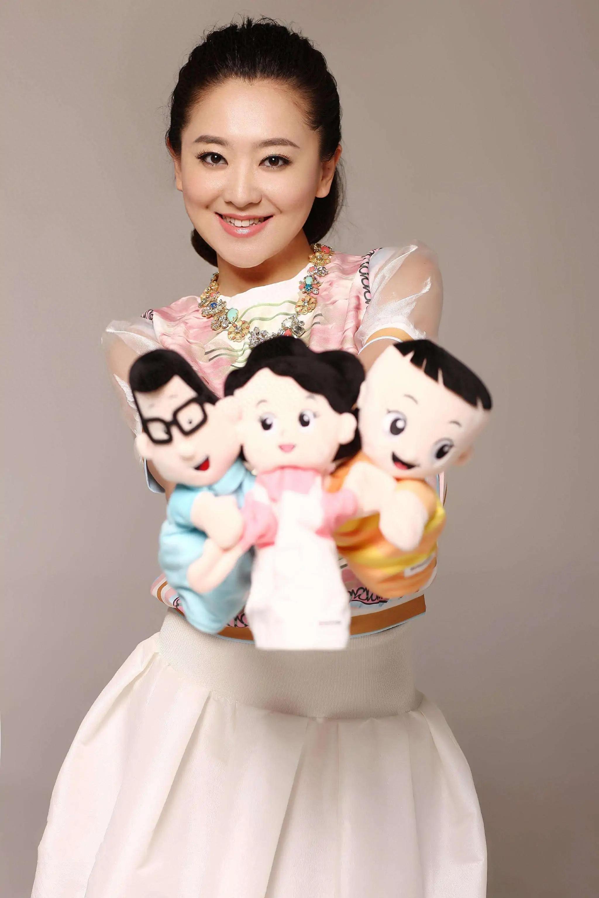 王淏是一位充满爱心和责任感的节目主持人,她在与儿童的交流过程中