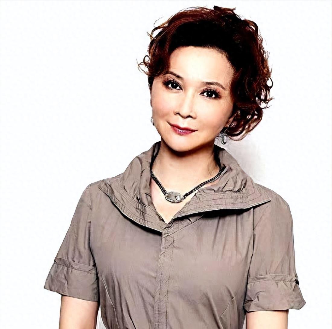 蔡明:多彩人生的演绎者 蔡明出生于一个学识渊博的家庭,本该走上学术