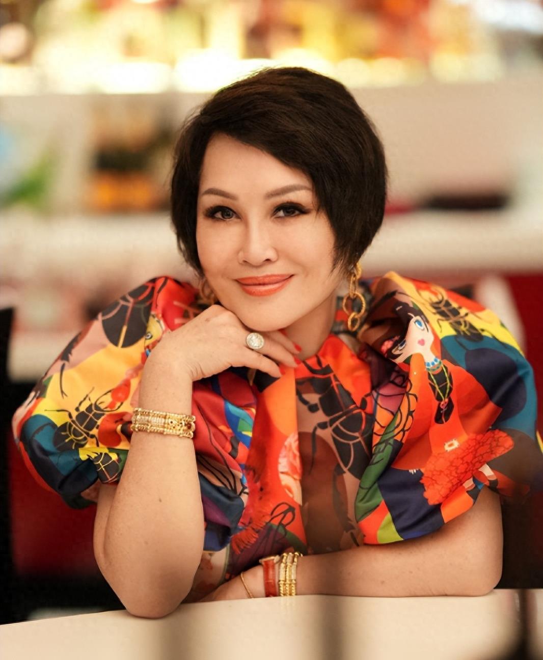 靳羽西:春晚前排20年 靳羽西,世界著名的电视节目主持人,20年来一直坐