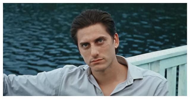 《马丁·伊登》:成长与追求 《马丁·伊登》是一部关于个人成长和追求