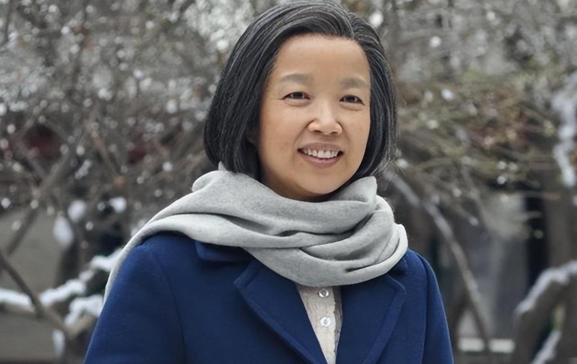 黄薇:人生因4次"意外"而反转 黄薇,中国唯一的女性特型演员,她的名字