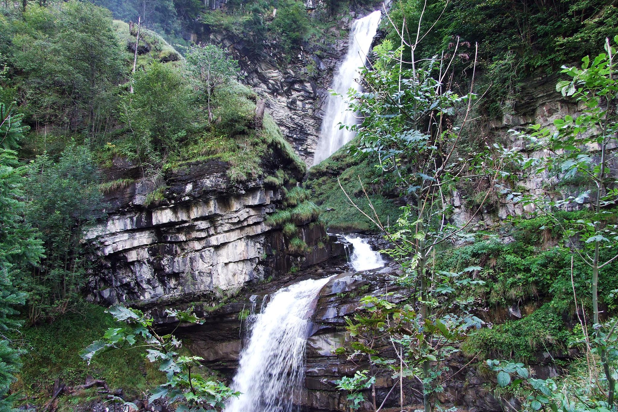 神农谷瀑布群,值得一游 神农谷,位于中国湖南省株洲市炎陵县,是一个有