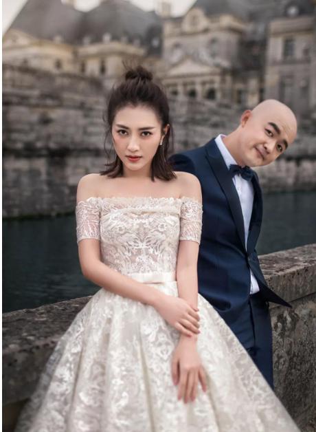 包文婧的爱情观:珍爱自己 包文婧和包贝尔的婚礼上,包贝尔带着伴郎团