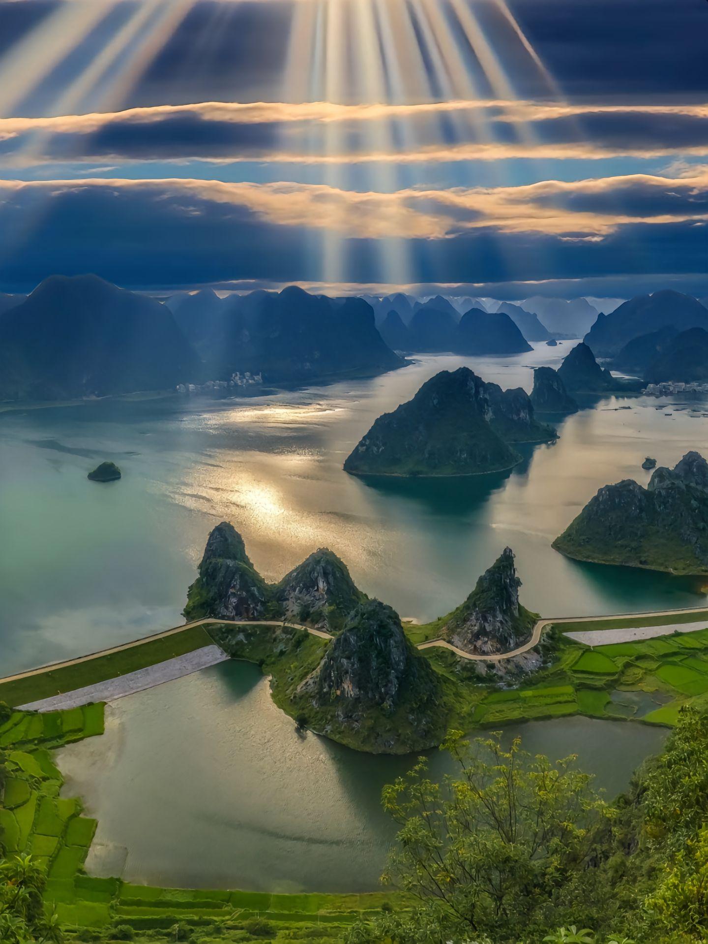 德天瀑布——跨国之美 在广西崇左的边境线上,有一处自然界的壮观杰作