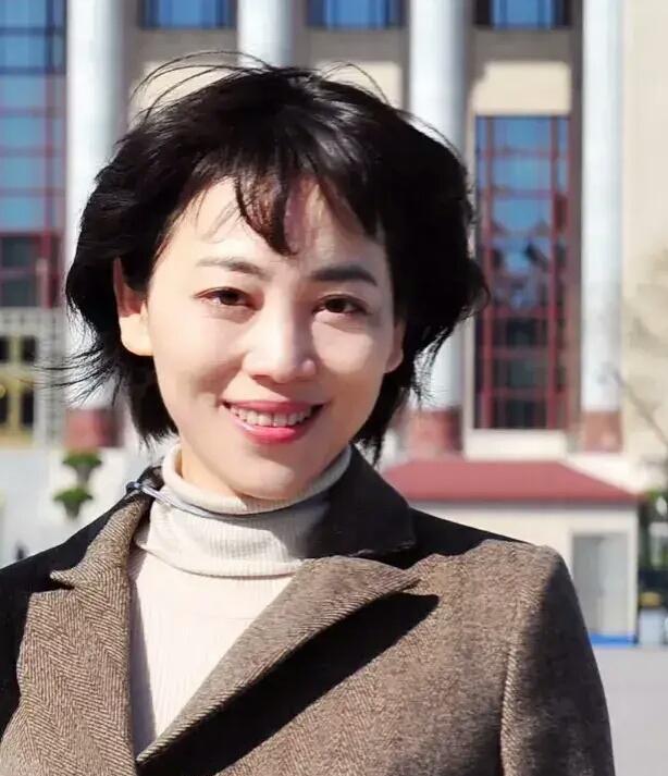 劳春燕:婚后分居16年 劳春燕是央视的主持人,她曾被评为中国顶尖的