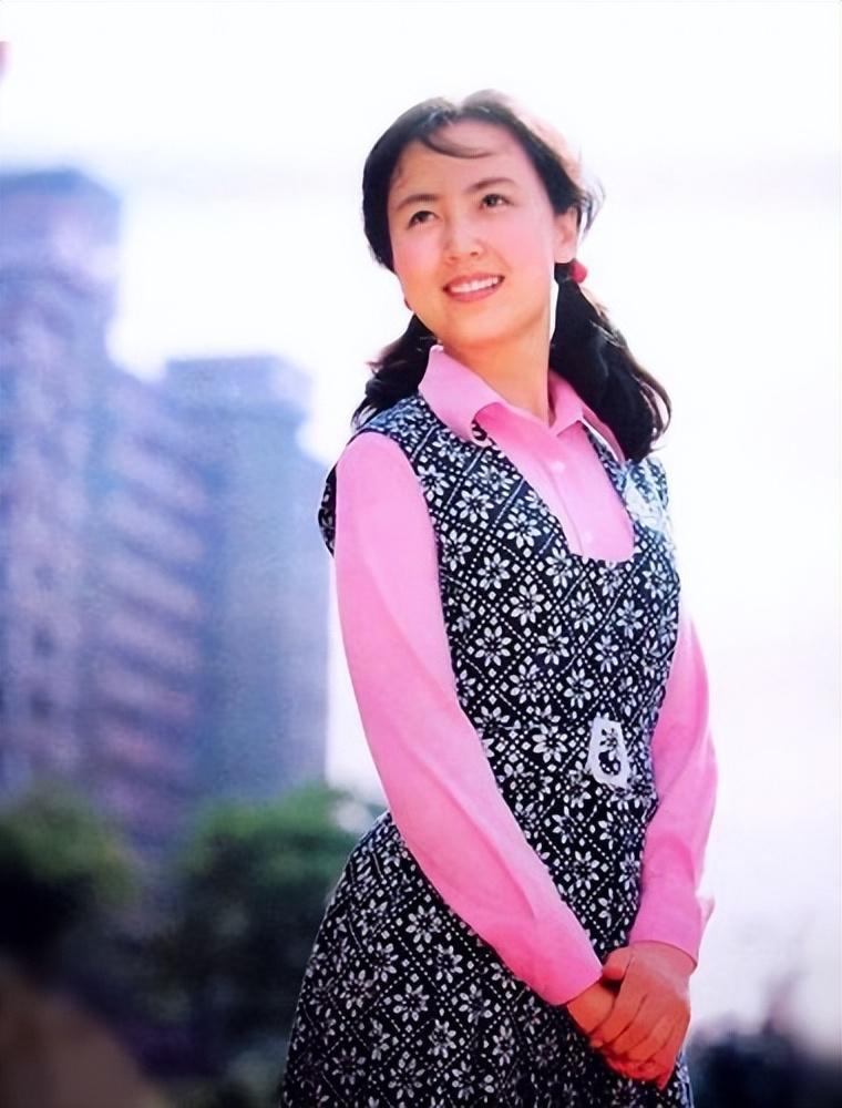 八十年代最美女星赵静 赵静是八十年代最美的女明星之一,她的保守穿着