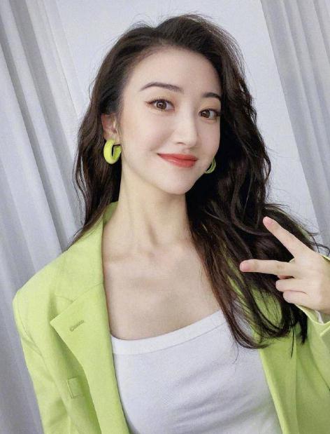 景甜:真性情的豪横 景甜,北京电影学院07级的校花,是一个名副其实的甜