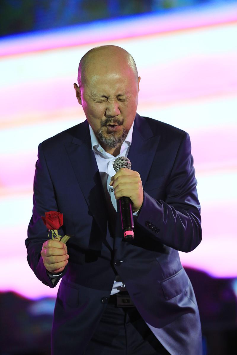 草原歌手腾格尔:人生坎坷 草原歌手腾格尔,酗酒成了他的软肋,婚姻的