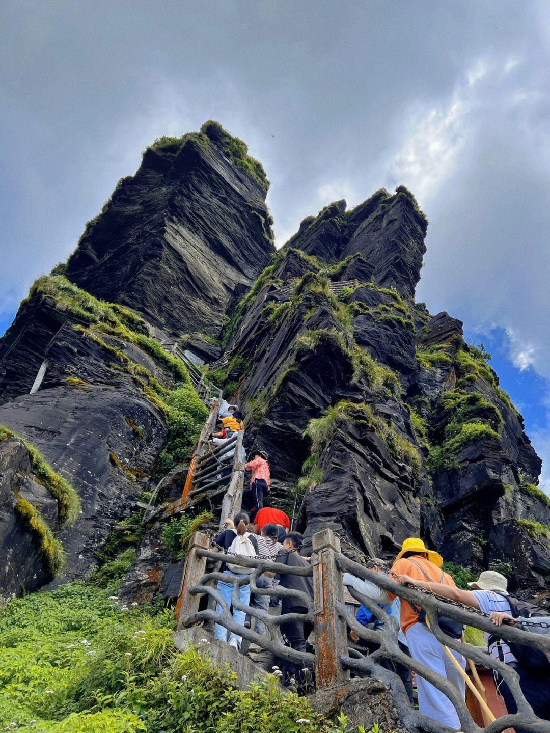 梵净山旅游攻略 梵净山位于中国贵州省铜仁市江口,印江,松桃三县交界
