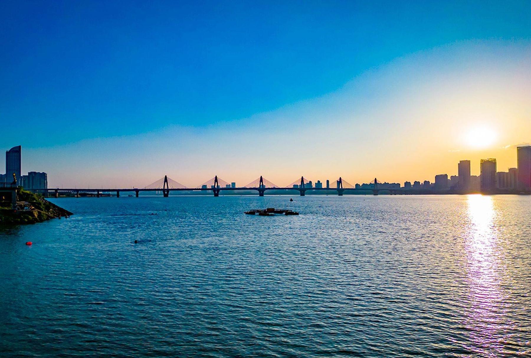 朝阳江滩公园:南昌落日余晖的最佳观赏点 江西南昌虽然没有临海的优势