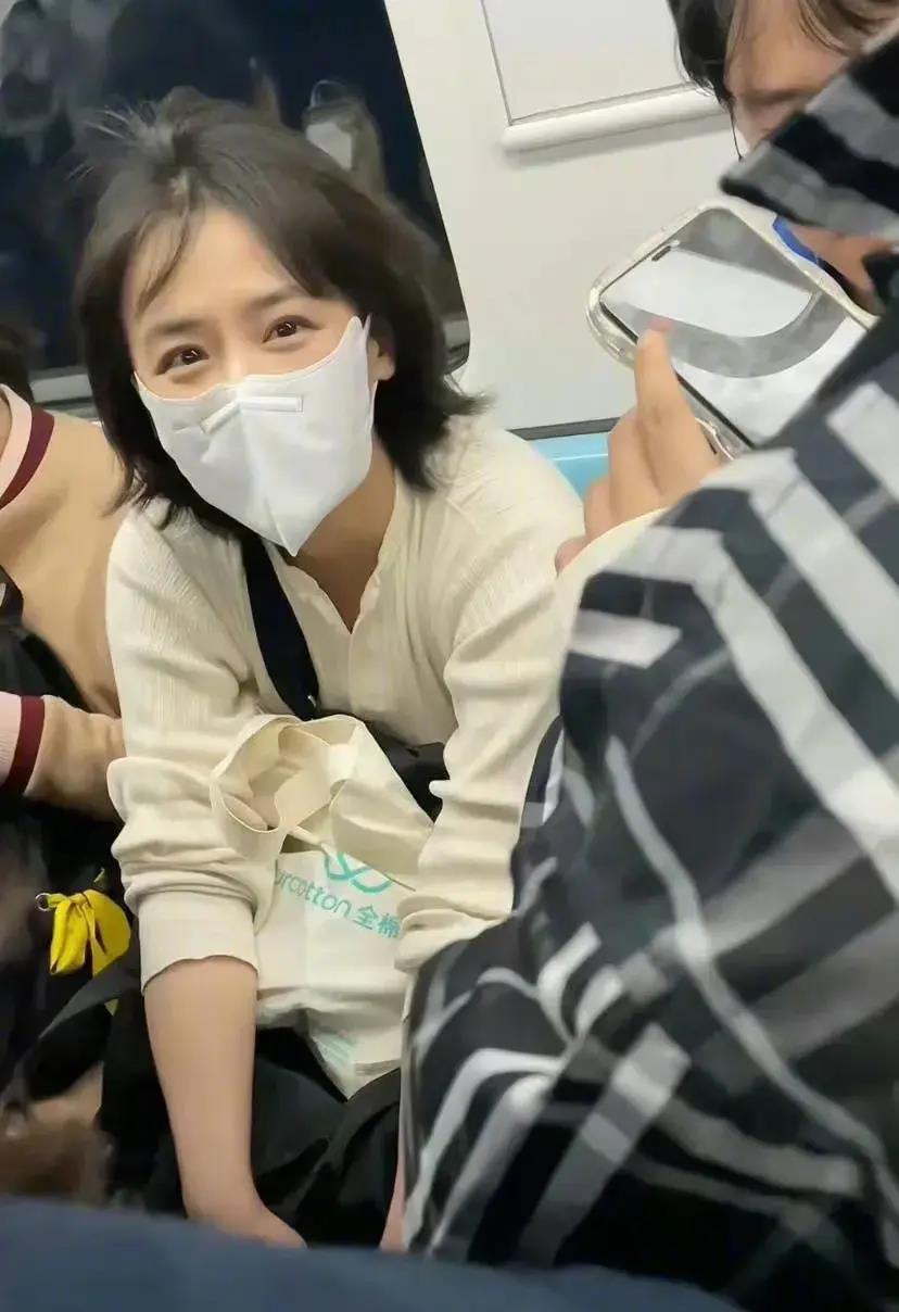 马思纯回应地铁事件:倡导绿色出行 马思纯在社交平台上幽默回应了地铁