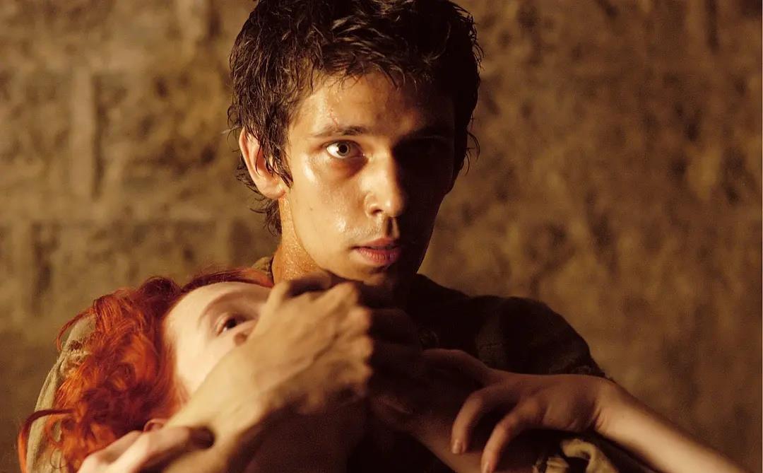 《香水》:追寻完美的旅程 电影《香水》是一部极具深度的影片,它以一