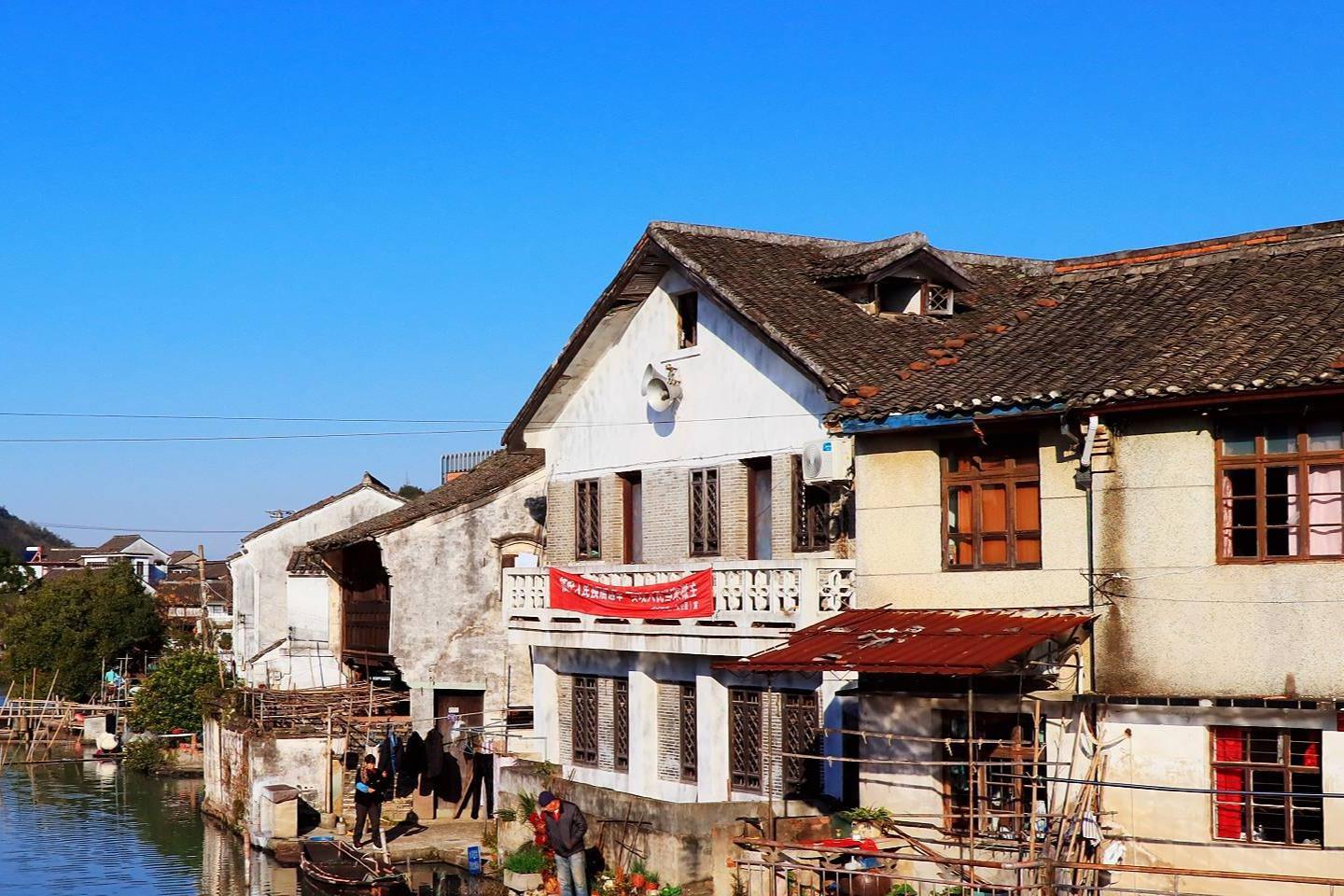 建设村:宁波东钱湖的历史文化名村 在宁波东钱湖的怀抱中,隐藏着一个