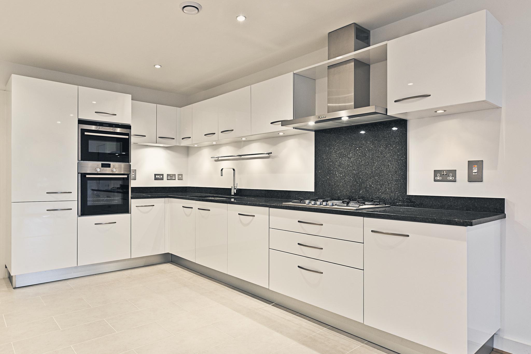 橱柜门材料选择指南 选择合适的橱柜门材料对于厨房装修至关重要,它