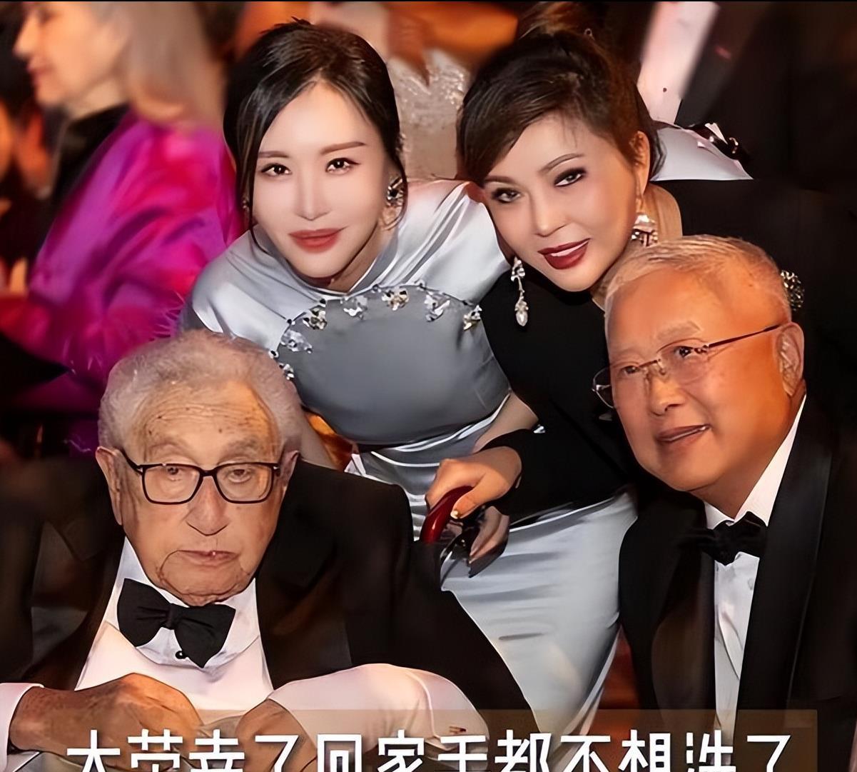 田朴珺穿旗袍秀身材,与基辛格握手 前艺人田朴珺(meme)与老公王石一同