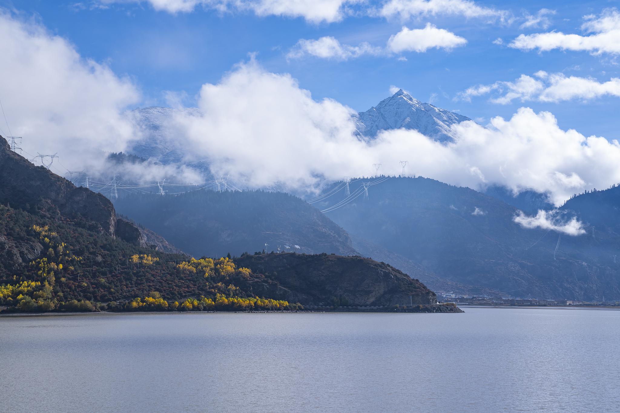 然乌湖——冠绝藏东之美 然乌湖位于西藏自治区昌都市八宿县然乌乡,是
