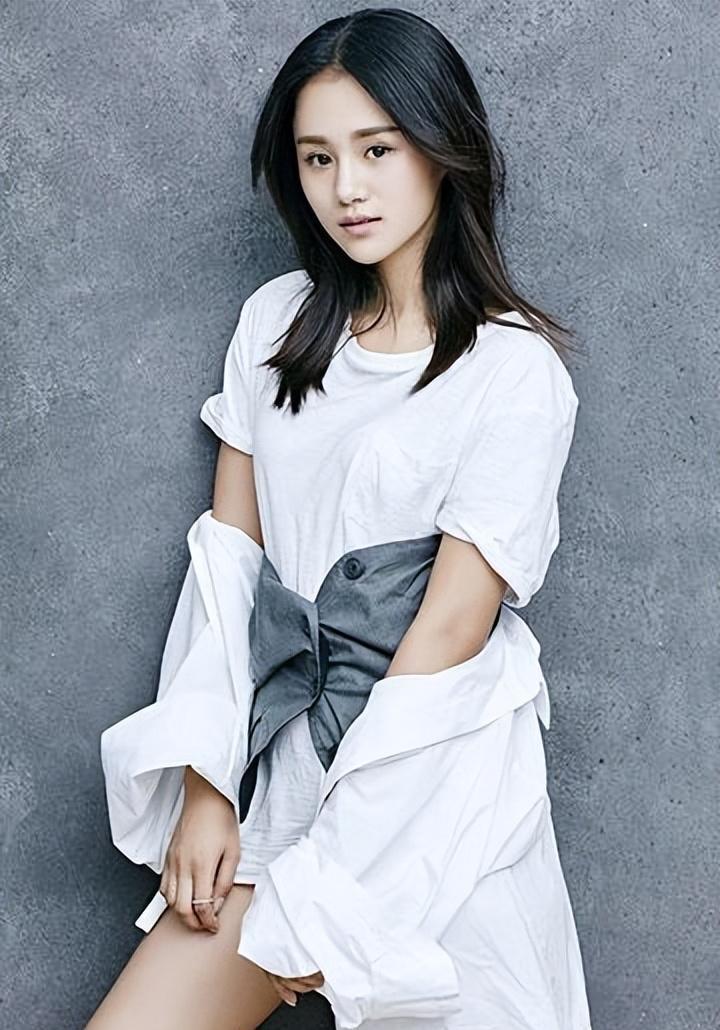 安悦溪凭借出色的表演和专业素养,成功展现了角色的复杂内心世界,让