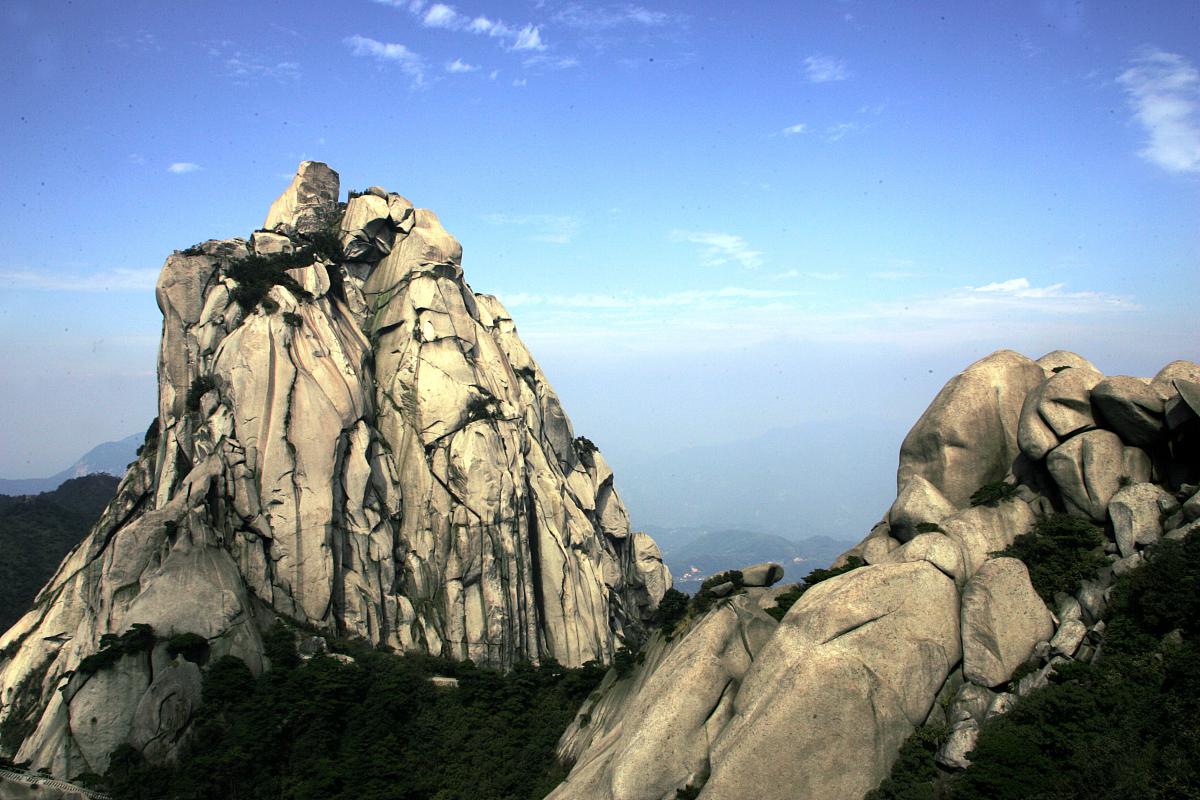 安徽最值得去的旅游景点:天柱山 天柱山,位于安徽省安庆市潜山市,因其