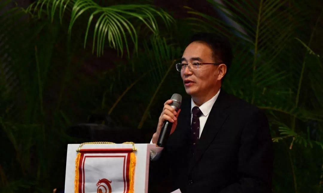 央视著名主持人夫妻:风光背后的艰辛 央视体育解说员蔡猛和主持人