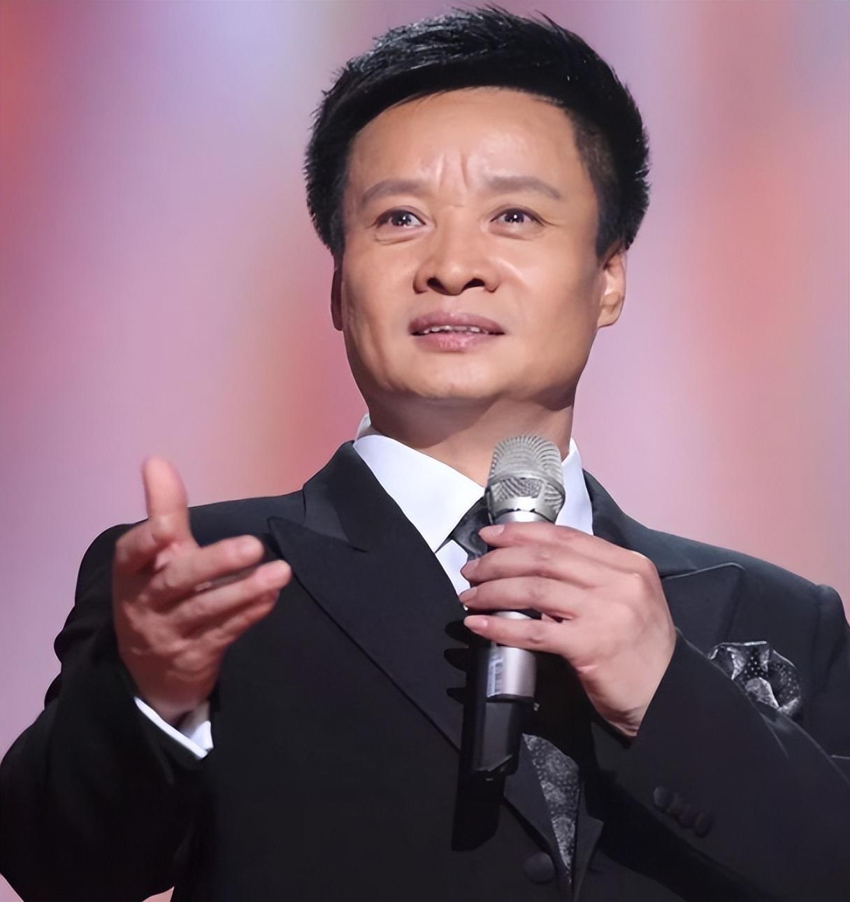 阎维文是一位艺术家,他的正义和善良在多个事件中得到了证明.