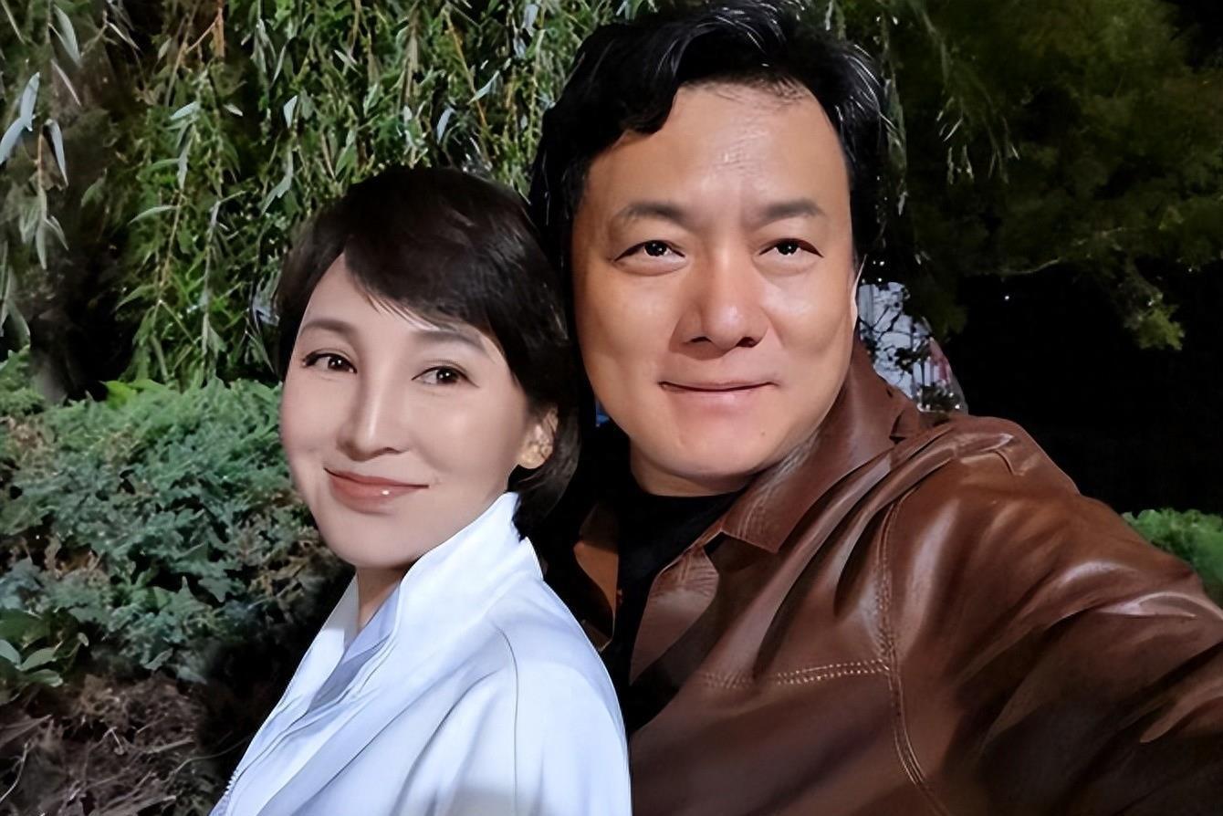 19岁裸婚私奔地下室连生三胎 岳丽娜,一位著名演员,曾因父母的反对而