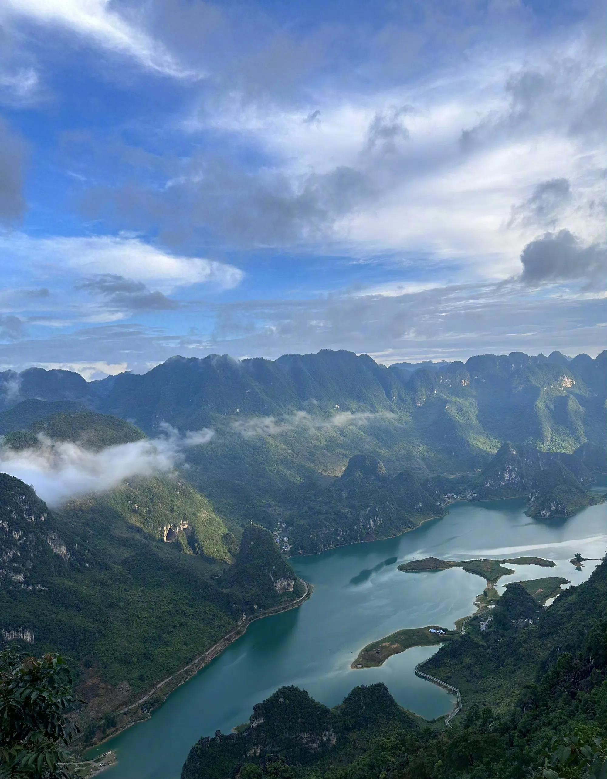 张馨予带火广西百色浩坤湖 演员张馨予发布了一组绝美的风景照,引发