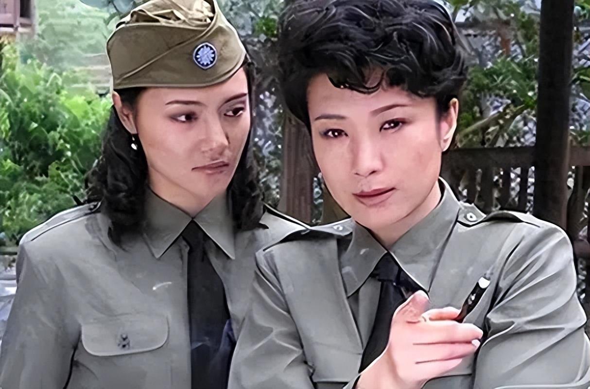 王静:娱圈的一股"清流" 王静,国家一级演员,海军大校军衔傍身,出道三