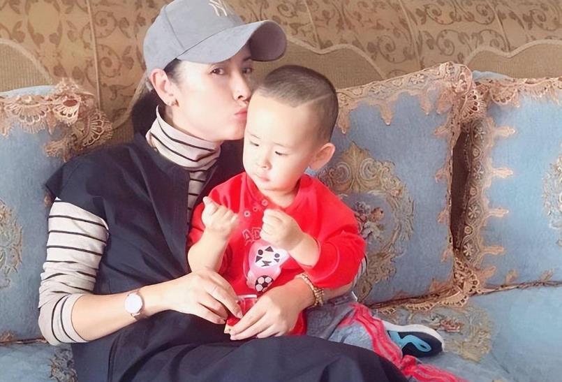 杨明娜与田亮离婚事件揭开真相 杨明娜成功夺回儿子的抚养权,而田亮则