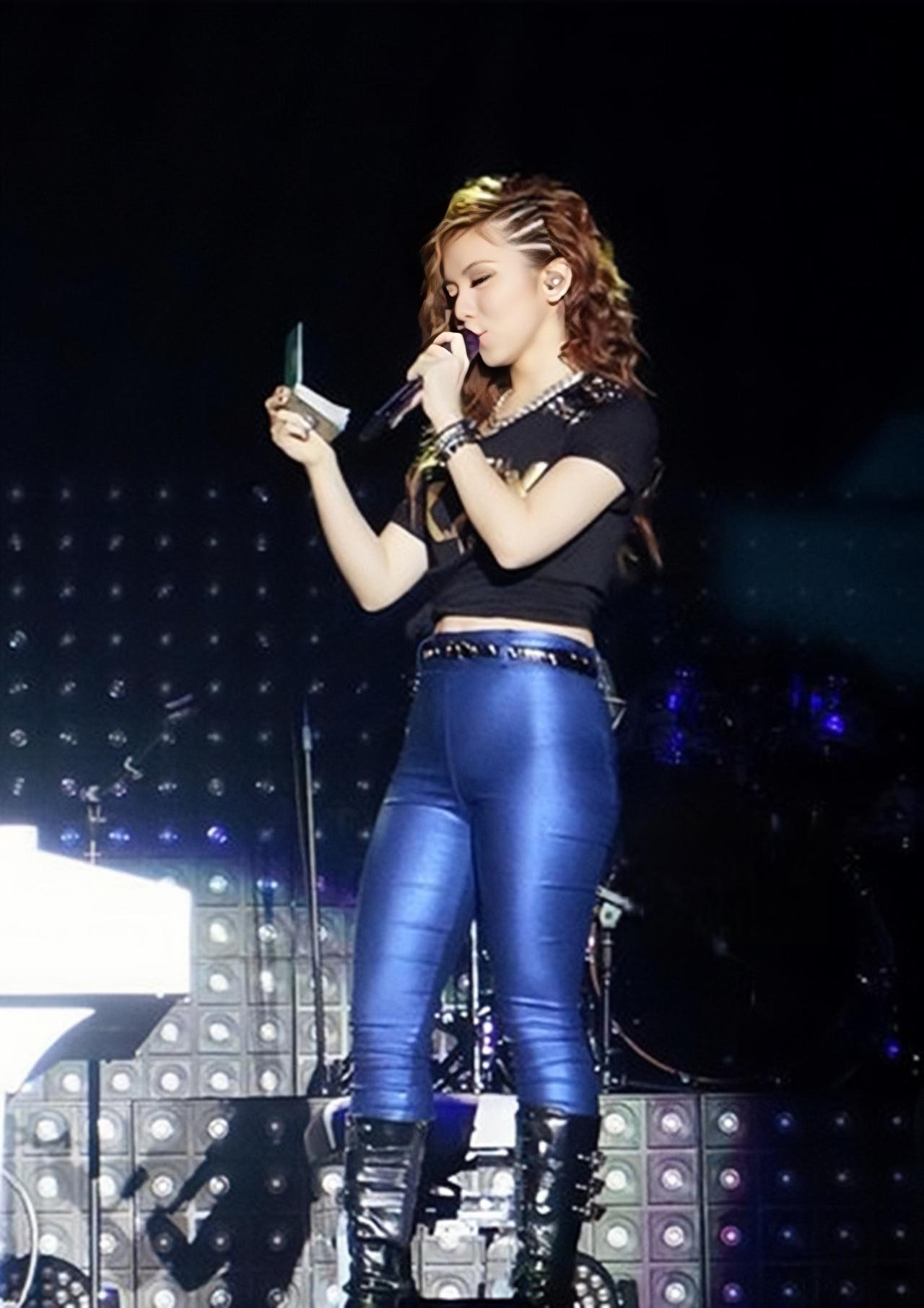 邓紫棋的丝袜造型 邓紫棋的皮裤造型并非最美,黑色丝袜才是终极武器!