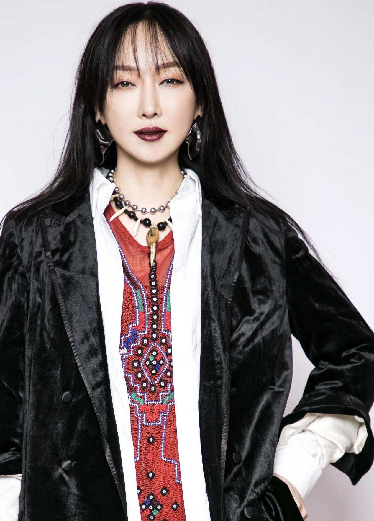 萨顶顶:真爱与坚持 萨顶顶,出生于河南平顶山,有着蒙古族的血统,勇敢