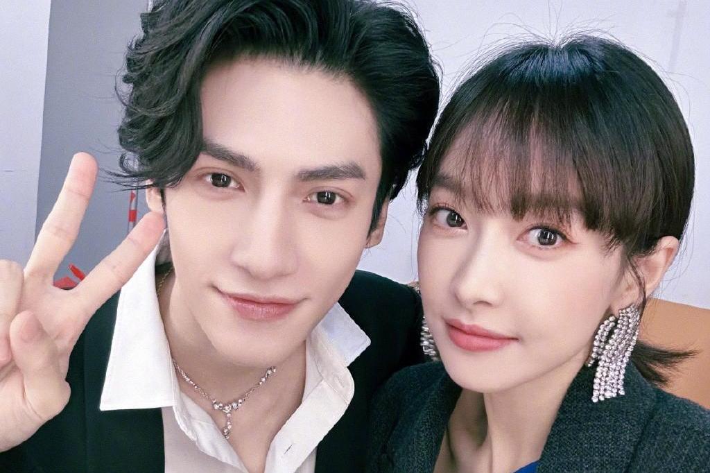 罗云熙与宋茜自拍 罗云熙在微博上发布了一张与宋茜的合照,两人关系