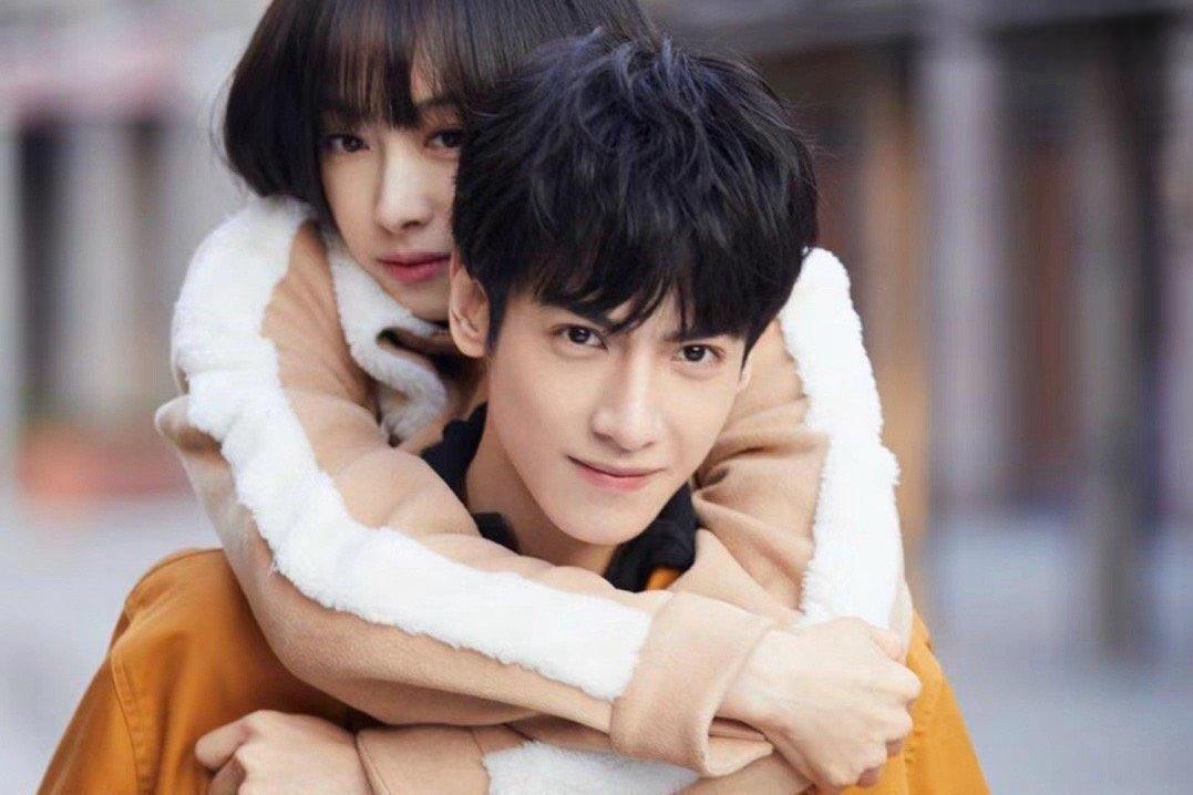 罗云熙与宋茜自拍 罗云熙在微博上发布了一张与宋茜的合照,两人关系