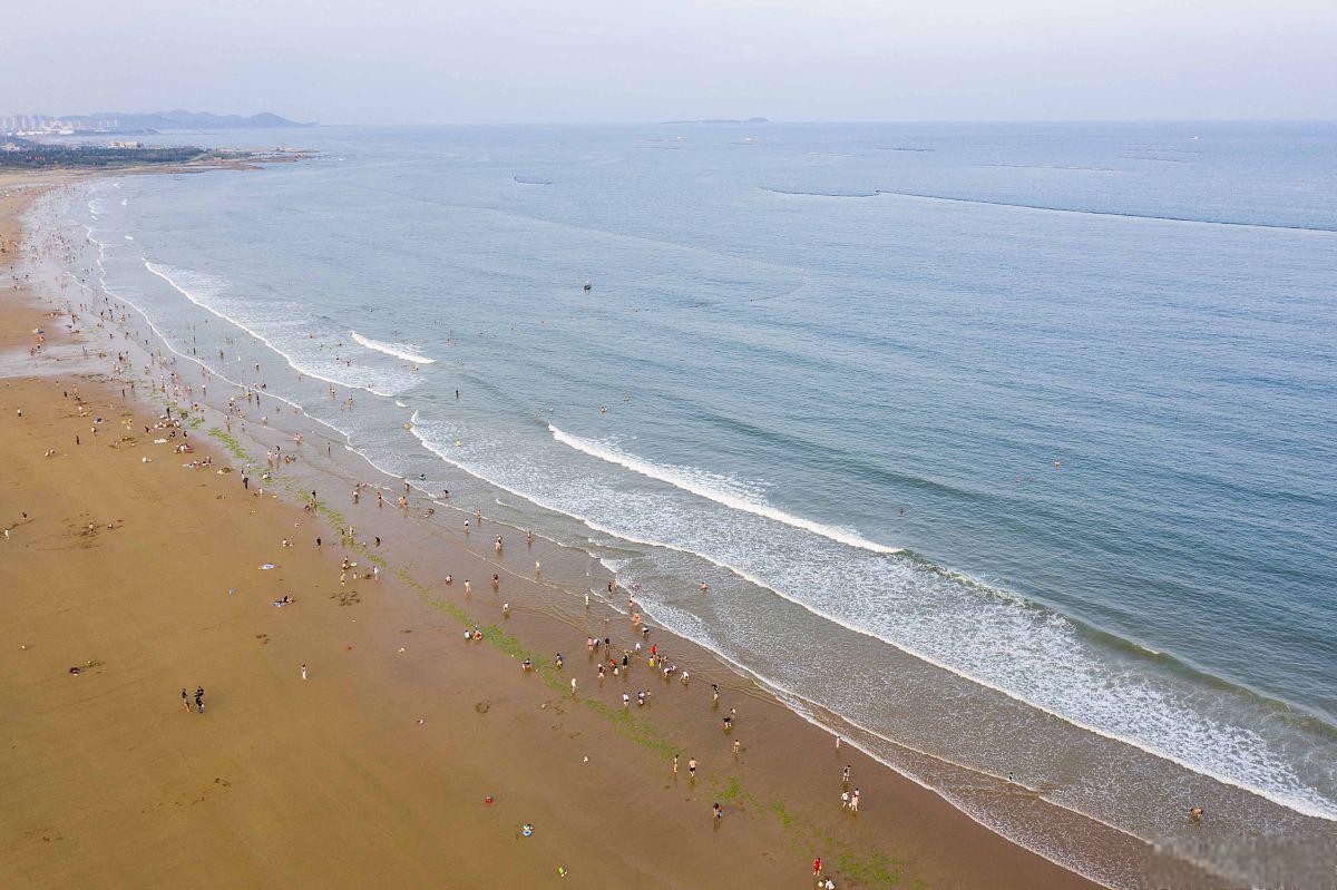 青岛金沙滩是国内沙质最细,面积最大,风景最美的海水浴场之一,有着"