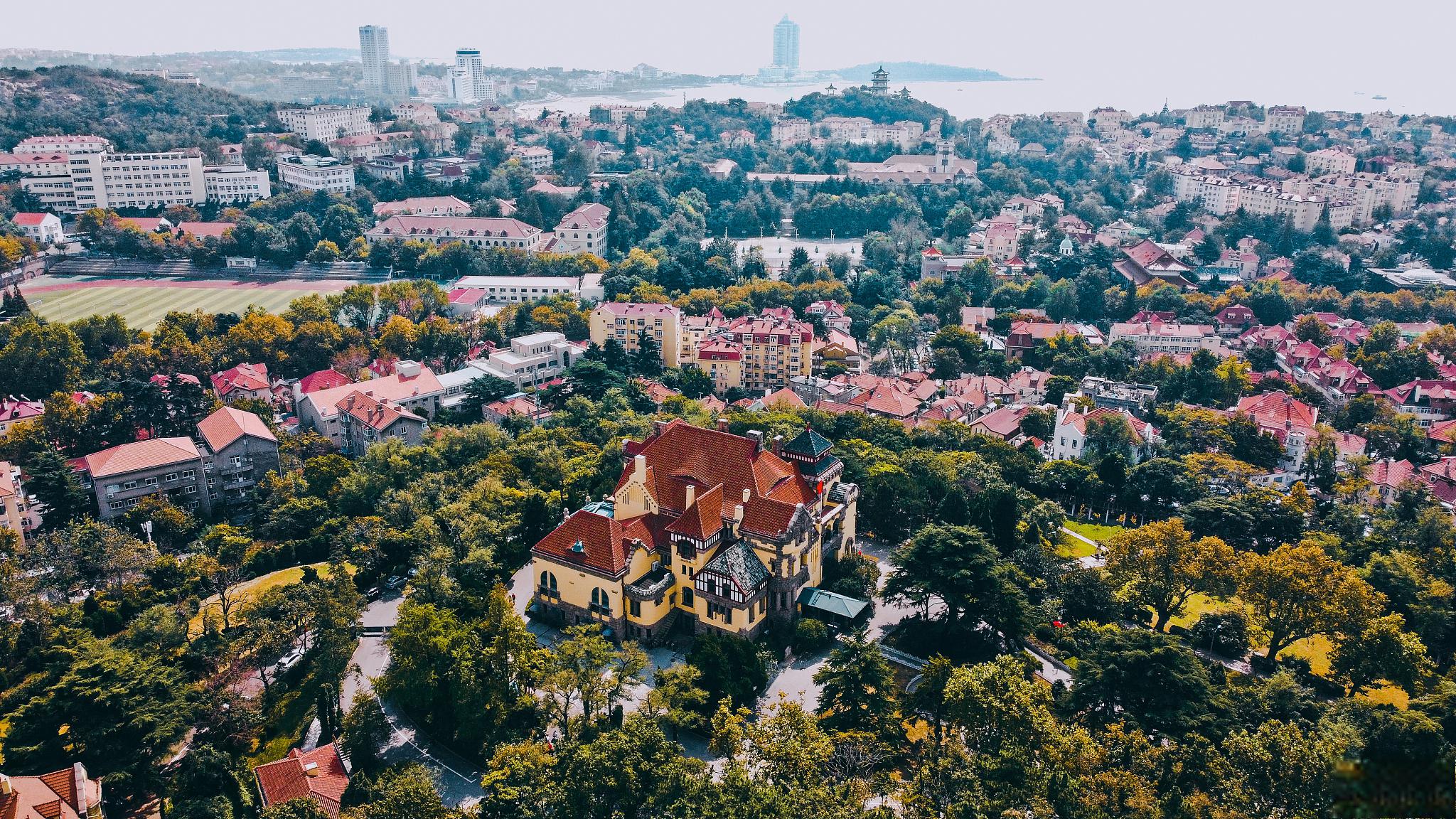 信号山:青岛的城市地标 信号山,位于中国山东省青岛市,是一座富有历史