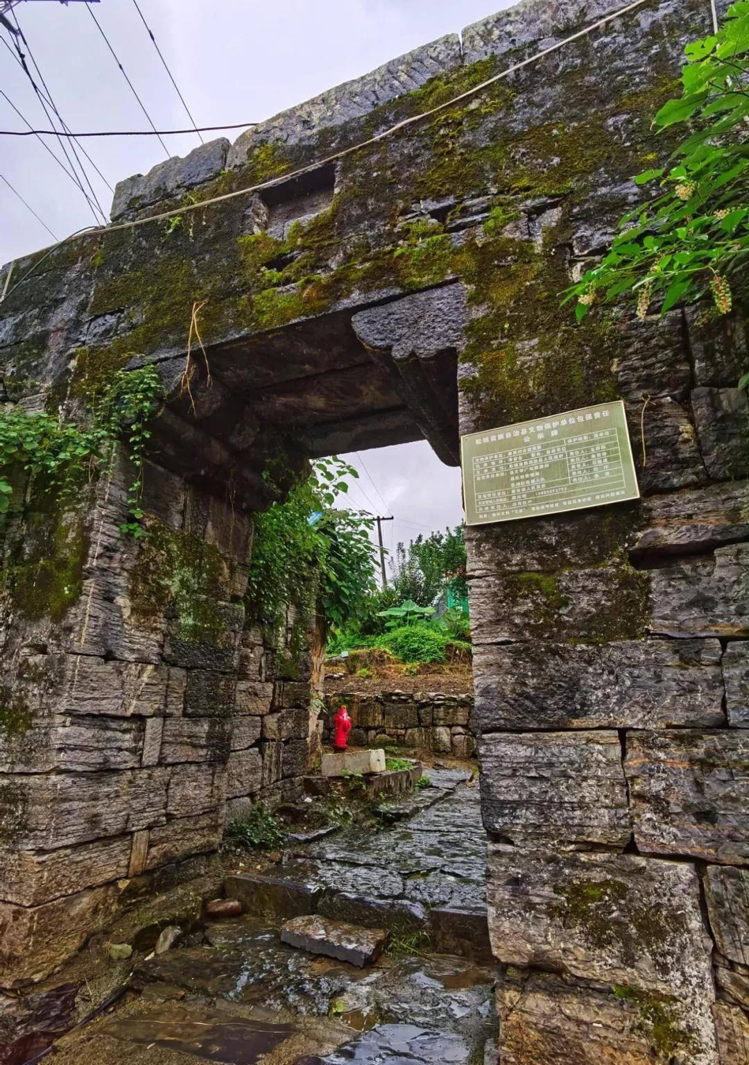 寨英古镇的历史和文化 寨英古镇位于贵州省松桃苗族自治县西南部,是
