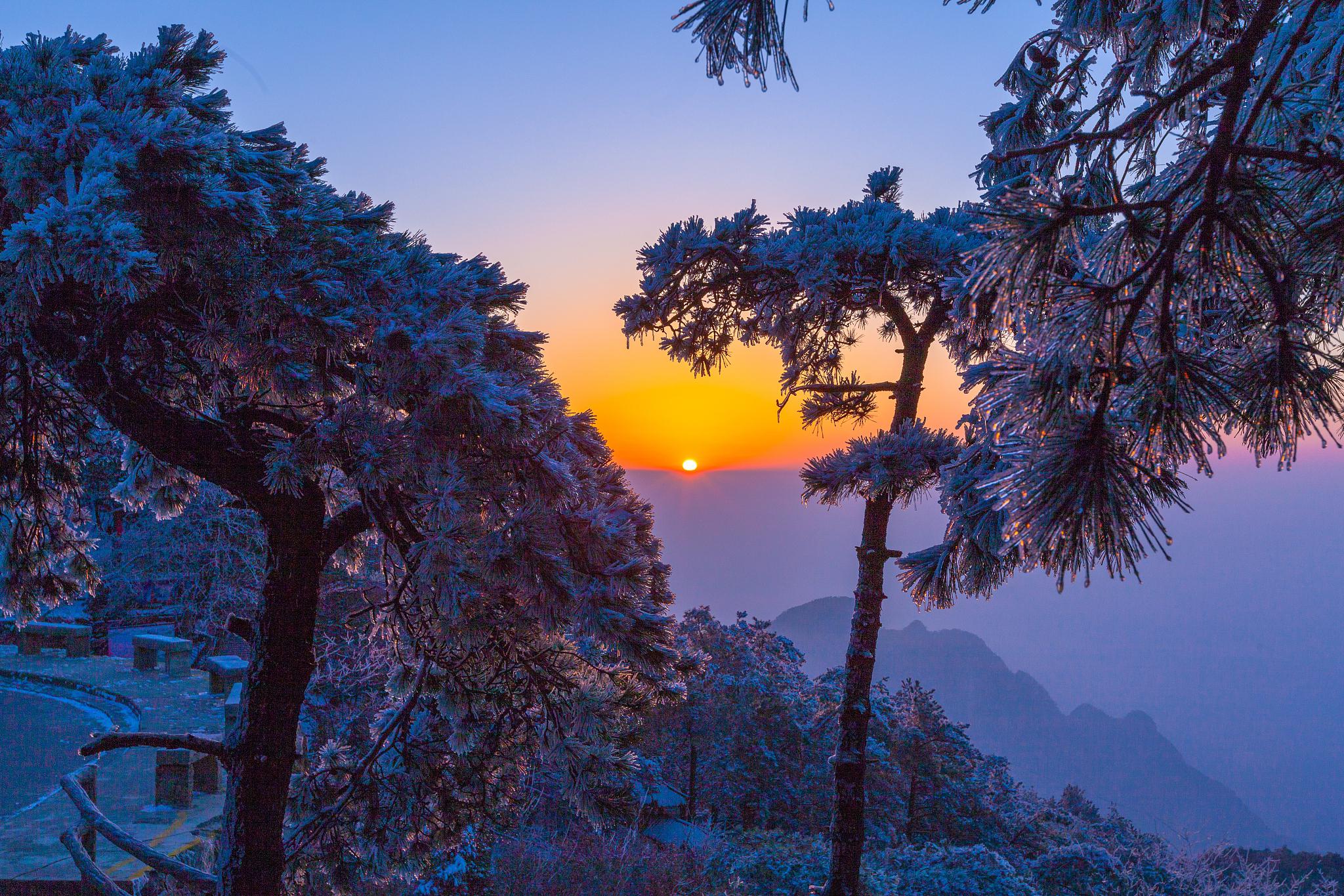 庐山的神秘面纱 庐山,被誉为中国最美的山脉之一,其名字自古便承载着