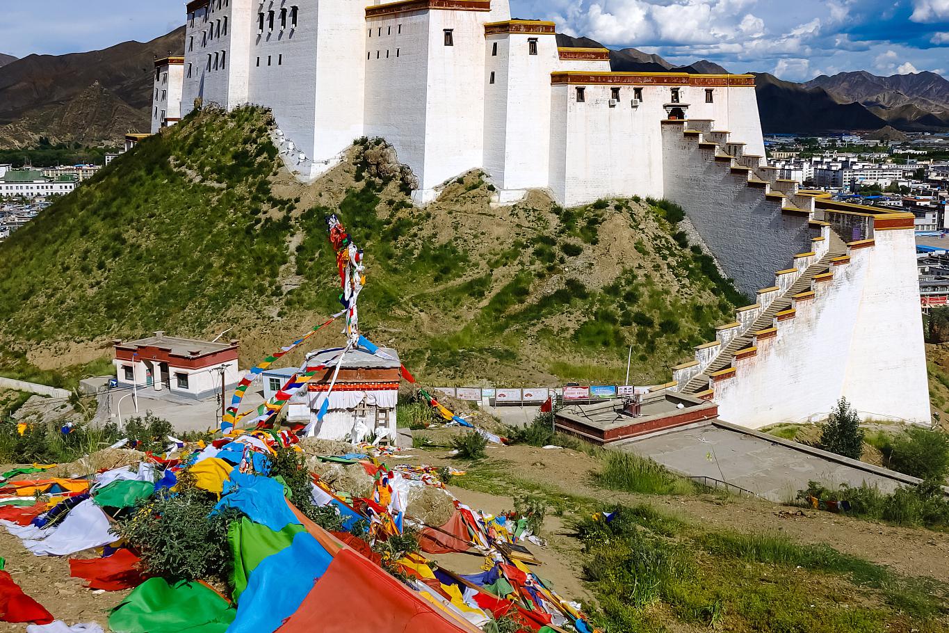 承德小布达拉宫 承德小布达拉宫,这座藏传佛教寺庙,位于河北省承德市