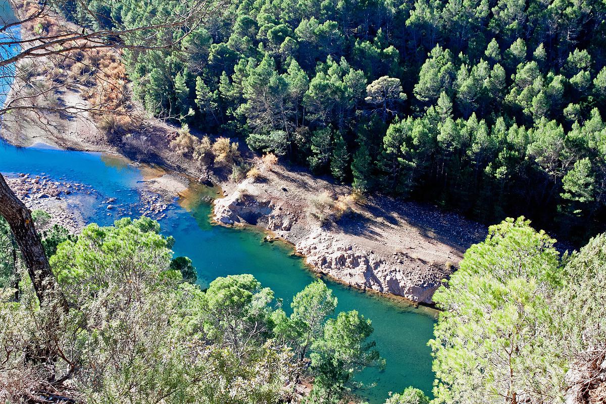 白河湾自然风景区 白河湾自然风景区,又被称为白河峡谷,位于怀柔区的