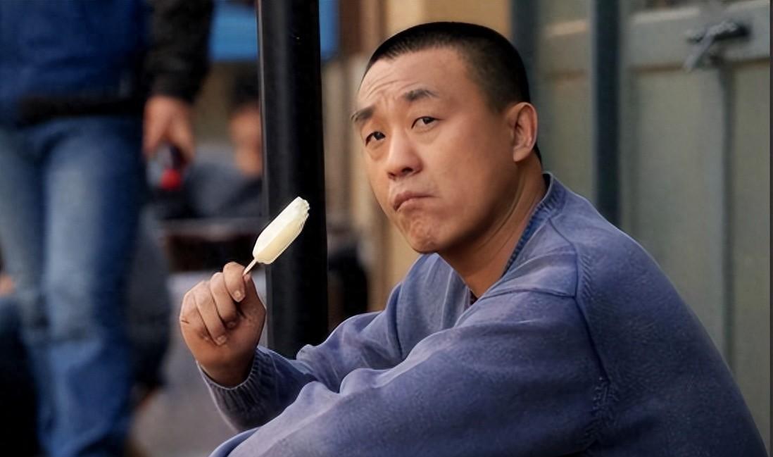 何冰:不拍烂片 何冰是一位国家一级演员,他的职业生涯犹如璀璨的星空